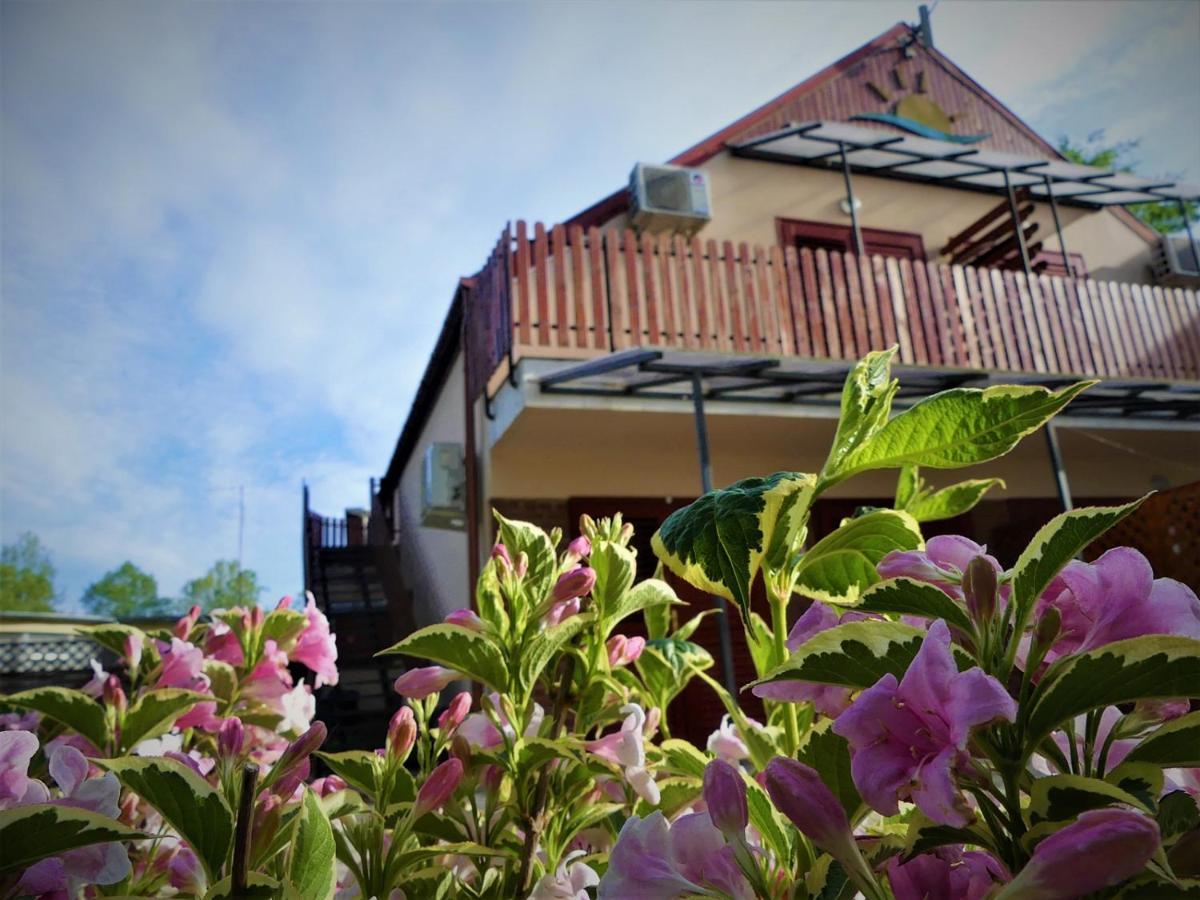 Napsugar Apartman Baja Exteriör bild