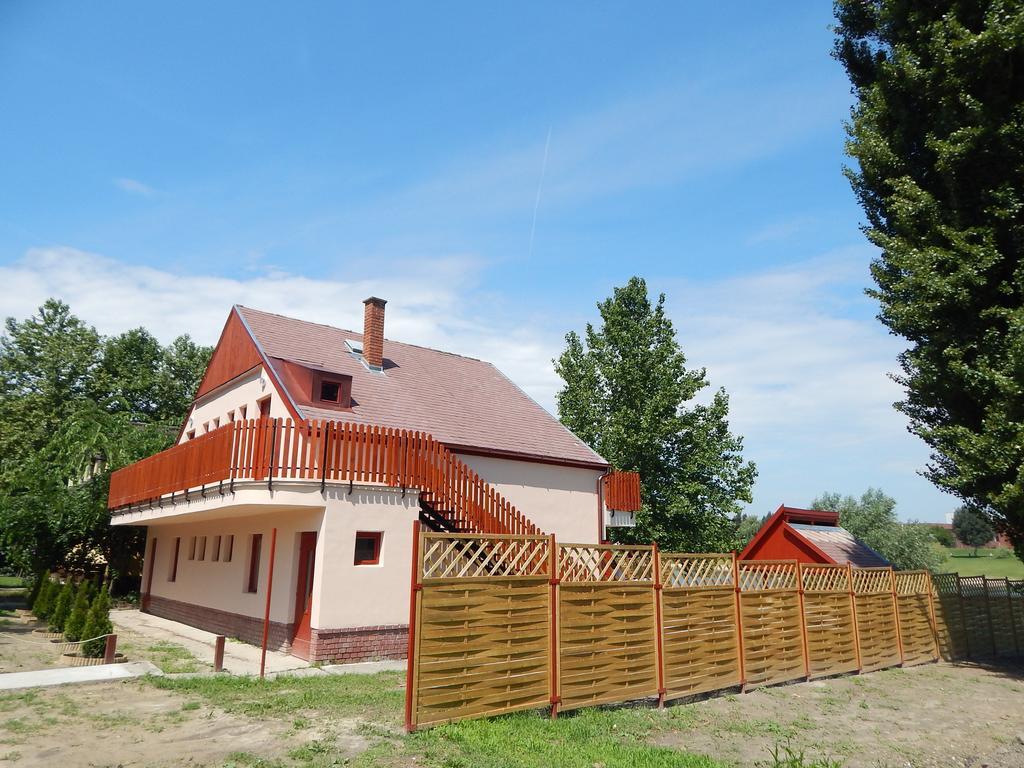 Napsugar Apartman Baja Rum bild